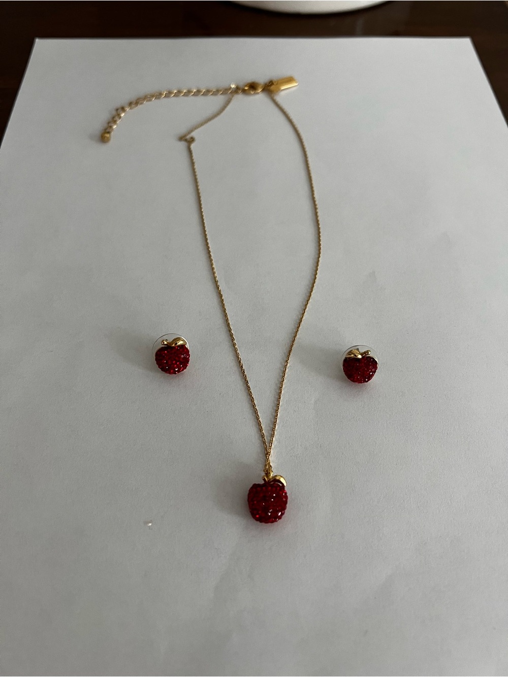 Kate Spade small apple
Studs and mini apple pendant necklace - Picture 3 of 6